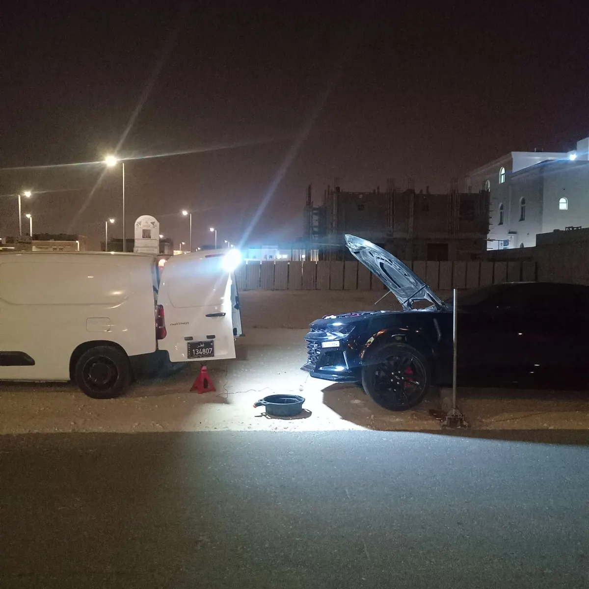 نداء ليلي تحت أضواء العمل — صيانة محرك كامارو ZL1